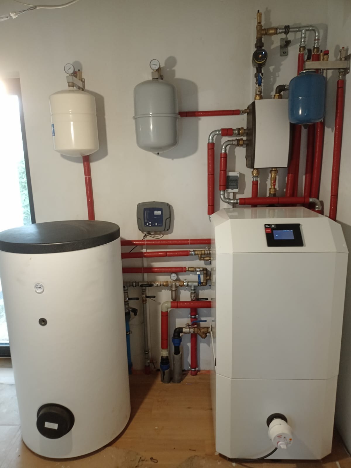 Montaż kotłowni z instalacją gruntowej pompy ciepła w domu na 8% vat.