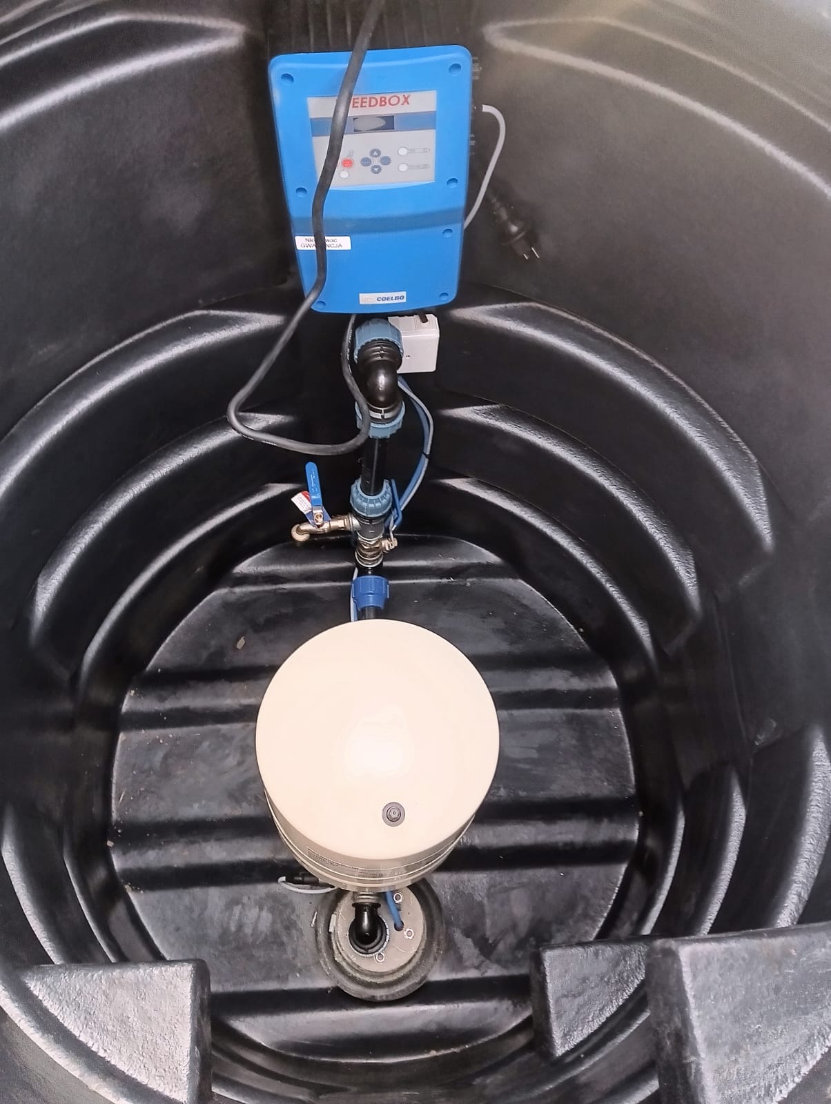 Studzienka plastikowa i montaż sterowania pompą na falowniku