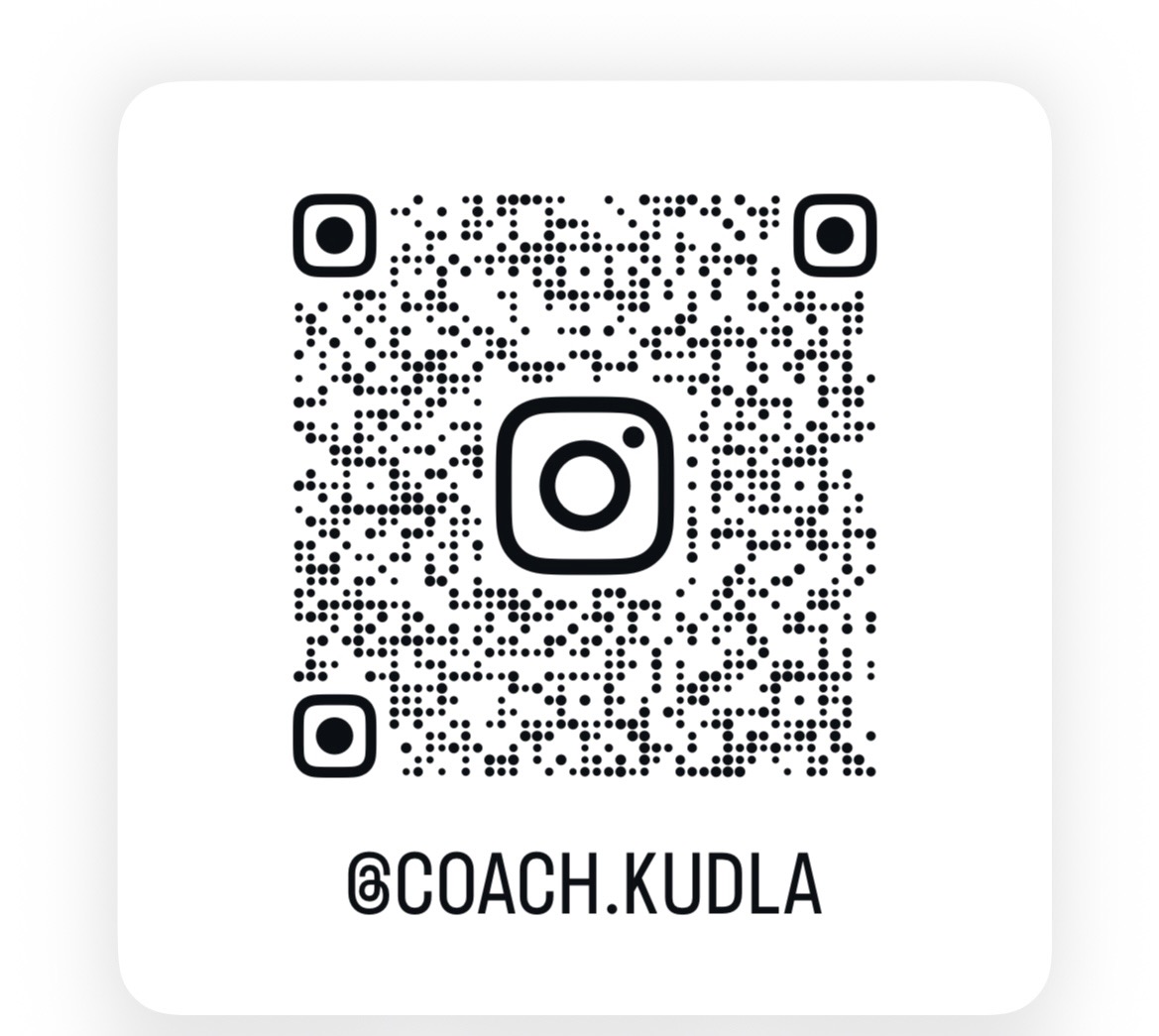 Biały kwadratowy kod QR z logo Instagrama i nazwą użytkownika @coach.kudla, idealny do szybkiego skanowania i nawiązania kontaktu z trenerem.