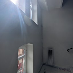 Remont szkolnej klatki schodowej – szpachlowanie i malowanie