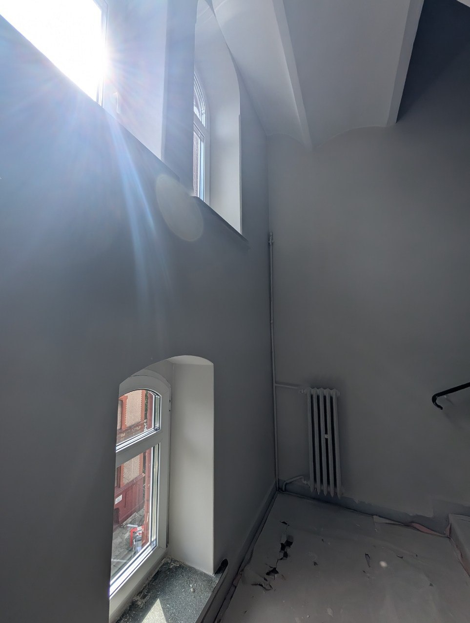 Remont szkolnej klatki schodowej – szpachlowanie i malowanie