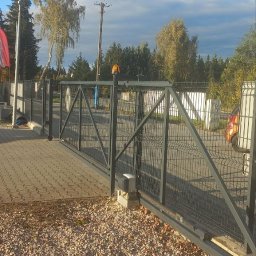 Stare panele zostały zdemontowane i zainstalowano nowe. Рomalowane na kolor grafitowy.