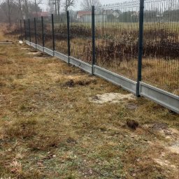 montaż ogrodzenia ze stopniami na nierównym terenie.  7016