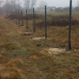 montaż słupów na nierównym terenie. ral 7016