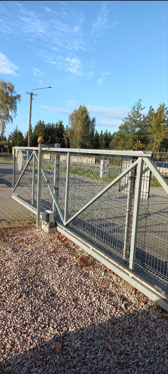 Stare panele zostały zdemontowane i zainstalowano nowe. Рomalowane na kolor grafitowy.