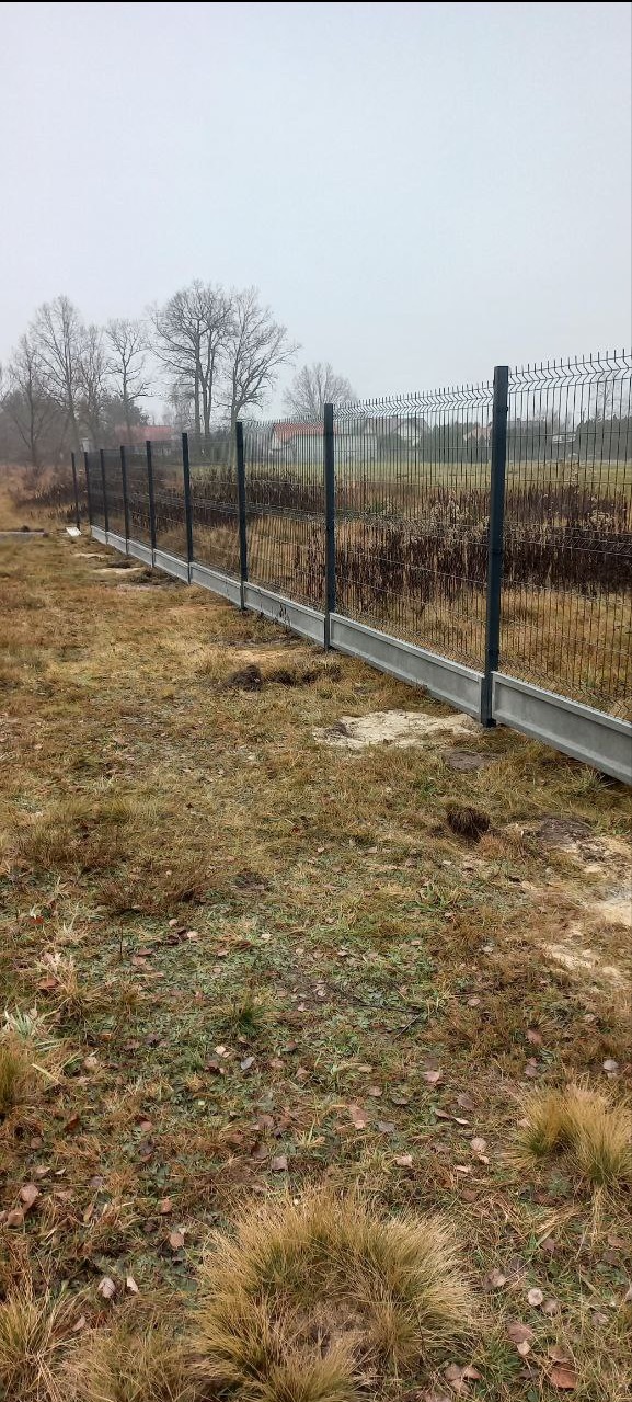 montaż ogrodzenia ze stopniami na nierównym terenie. 7016