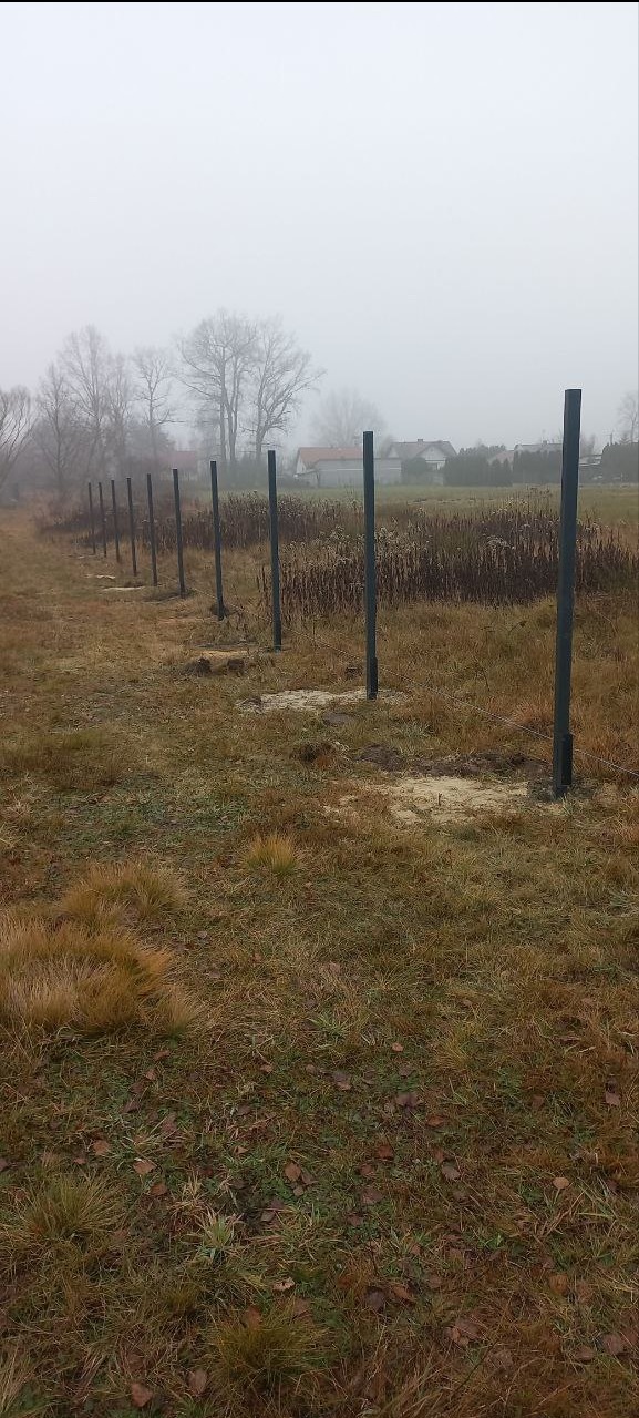 montaż słupów na nierównym terenie. ral 7016