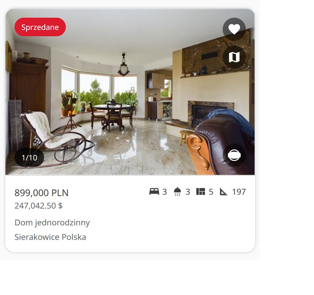 Jasne wnętrze domu z marmurową podłogą, widok na stół jadalny przy oknie i kominek. Na pierwszym planie fotel bujany i fragment skórzanego fotela.