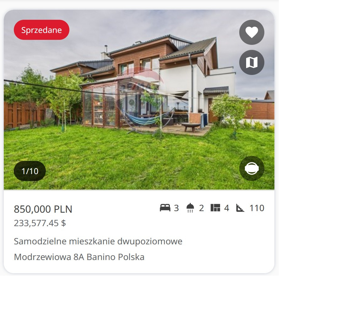 Dwupoziomowy dom z ogrodem, widoczny z zewnątrz. Na trawniku szklarnia z hamakiem. Ujęcie z poziomu trawy, w tle drzewa i fragmenty sąsiednich zabudowań.