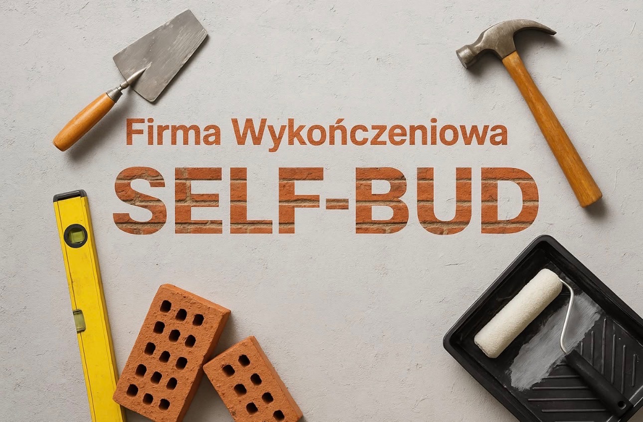 Narzędzia budowlane (szpachelka, poziomica, młotek, wałek) i cegły wokół napisu 'Firma Wykończeniowa SELF-BUD' na szarym tle.
