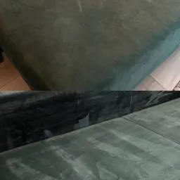 Zdjęcie 'przed i po' prania ciemnozielonej, welurowej kanapy. Widoczne różnice w czystości tkaniny. Fragment drewnianej podłogi w tle.