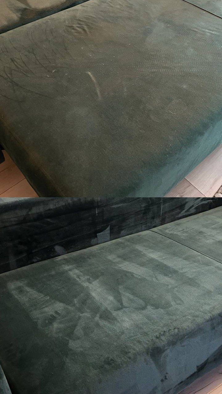 Zdjęcie 'przed i po' prania ciemnozielonej, welurowej kanapy. Widoczne różnice w czystości tkaniny. Fragment drewnianej podłogi w tle.