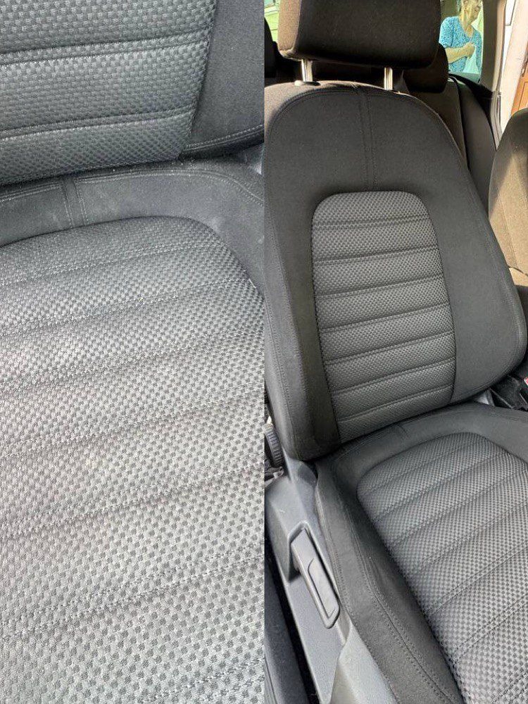 Tapicerka samochodowa przed i po praniu. Lewa strona fotela jest brudna, a prawa czysta. Widoczne detale struktury materiału.