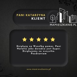 MAMIESZKANIE.PL SPÓŁKA Z OGRANICZONĄ ODPOWIEDZIALNOŚCIĄ - Referencja od klientki, Pani Katarzyny, z pięcioma gwiazdkami i podziękowaniem dla doradcy Natalii. Logo mamieszkanie.pl w tle.