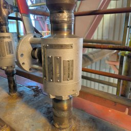 Well Welding Maciej Machulec - Detale spawanych rur i zaworów przemysłowych z tabliczkami informacyjnymi, ukazujące precyzję wykonania i dbałość o szczegóły w instalacji.