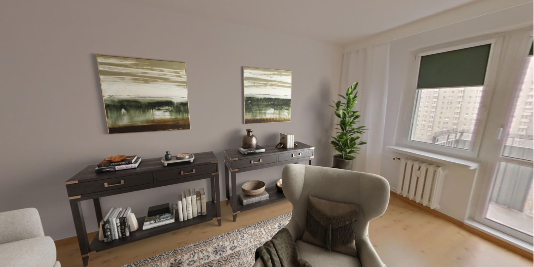 Jasne wnętrze z dwoma konsoletami pod obrazami, rośliną doniczkową przy oknie i fotelem z poduszką. Widok na budynek za oknem.