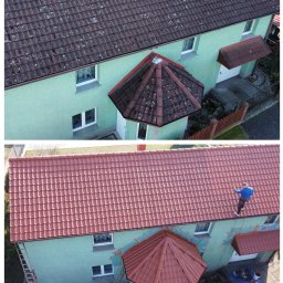 Renda Sp. z o.o. - Porównanie stanu dachu przed i po czyszczeniu, z widocznymi różnicami w kolorze i czystości. Na drugim planie pracownik na dachu podczas pracy.