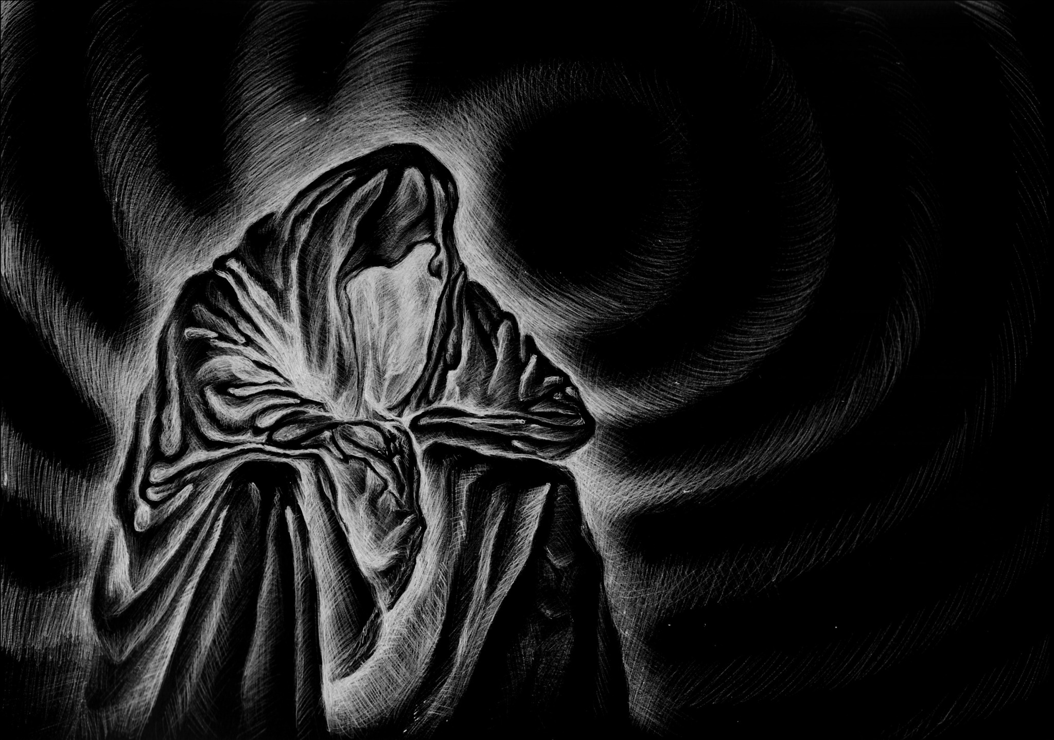 Mroczny rysunek postaci w kapturze, z efektem wirujących linii w tle, wykonany białą kredką na czarnym papierze.