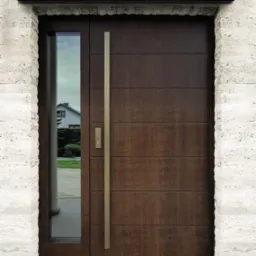 Nowoczesne, brązowe drzwi zewnętrzne z długim, pionowym uchwytem i bocznym przeszkleniem, osadzone w kamiennej ramie. Widoczny fragment domu w odbiciu szyby.