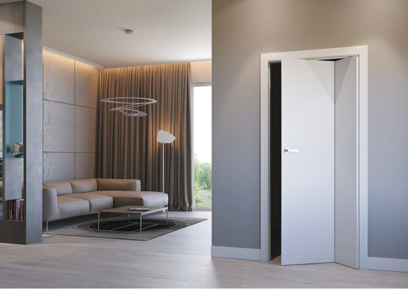 Nowoczesne, białe drzwi wewnętrzne z geometrycznym wzorem, lekko uchylone, widoczne w eleganckim salonie z szarą sofą i designerską lampą.