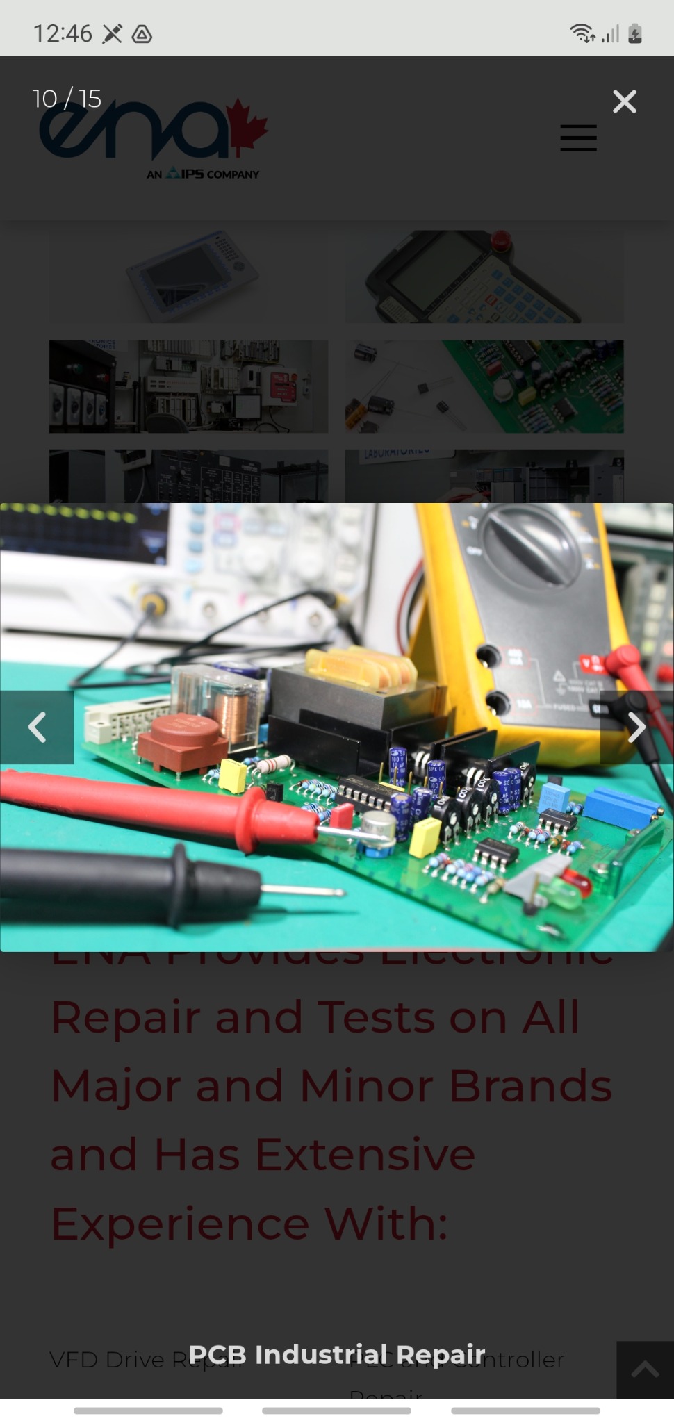 Zbliżenie na płytkę drukowaną z elementami elektronicznymi, sondy multimetru i oscyloskop w tle. Precyzyjna diagnostyka i naprawa elektroniki przemysłowej.