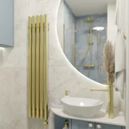 Stylowa łazienka z okrągłym lustrem z podświetleniem LED, złotym grzejnikiem i armaturą. Umywalka nablatowa na szafce w odcieniach błękitu.