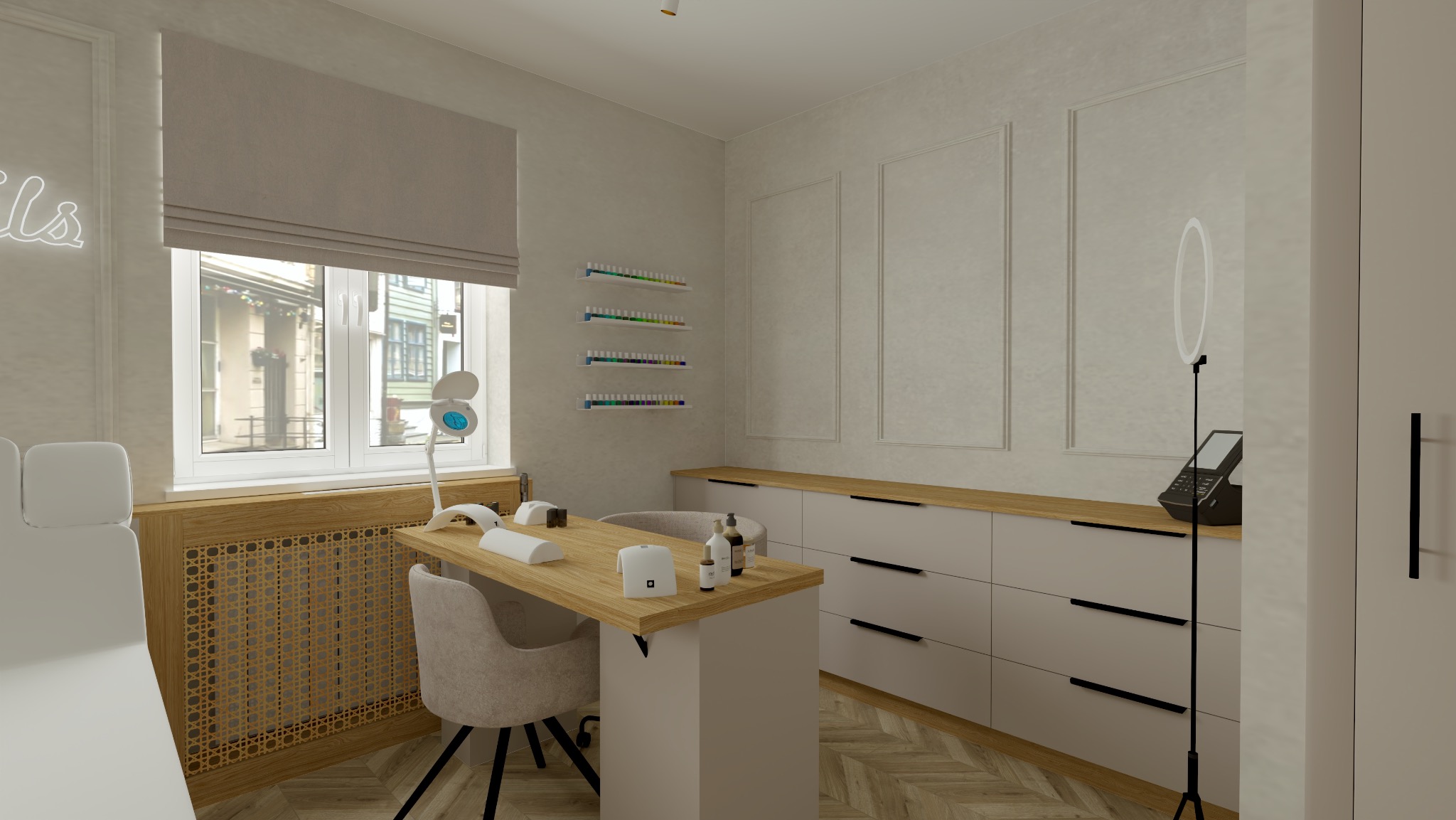 Wnętrze gabinetu kosmetycznego: stanowisko do manicure z lampą, krzesłem i szafkami w odcieniach beżu. Na ścianie półki z lakierami i neon. Widok na ulicę przez okno.