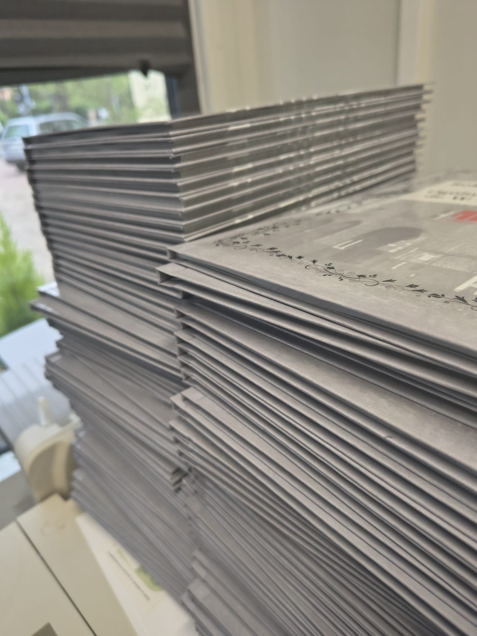 foto książki, tabla na zakończenie roku szkolnego