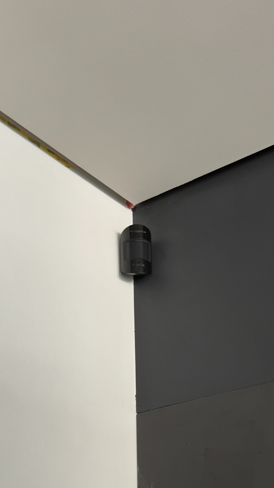 bezprzewodowa czujka ruchu i rozbicia szyby z podwójną weryfikacją (uderzenie + rozbicie)