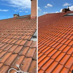 Por&oacute;wnanie dachu przed i po czyszczeniu: po lewej stronie dach pokryty mchem i zabrudzeniami, po prawej czysty, czerwony dach z dach&oacute;wki ceramicznej. Widoczne okno dachowe.