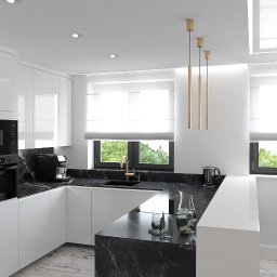 M2 ARCHITEKCI - Nowoczesna kuchnia z białymi szafkami i czarnym blatem z marmuru, złote lampy wiszące, widok na okno z zielenią, marmurowa podłoga, minimalistyczny design.