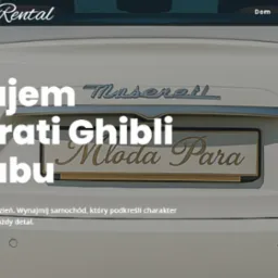 Strona WWW z ofertą wynajmu Maserati Ghibli do ślubu. Biały samochód z kwiatami, widok z tyłu, napis 'Wynajem Maserati Ghibli do ślubu' nałożony na zdjęcie.