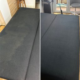 KZ-Project Kamil Ziobroń - Zdjęcie 'przed i po' prania tapicerki sofy. Po lewej stronie widoczne zabrudzenia, po prawej czysta, szara powierzchnia. Widoczne meble i elementy wyposażenia wnętrza.