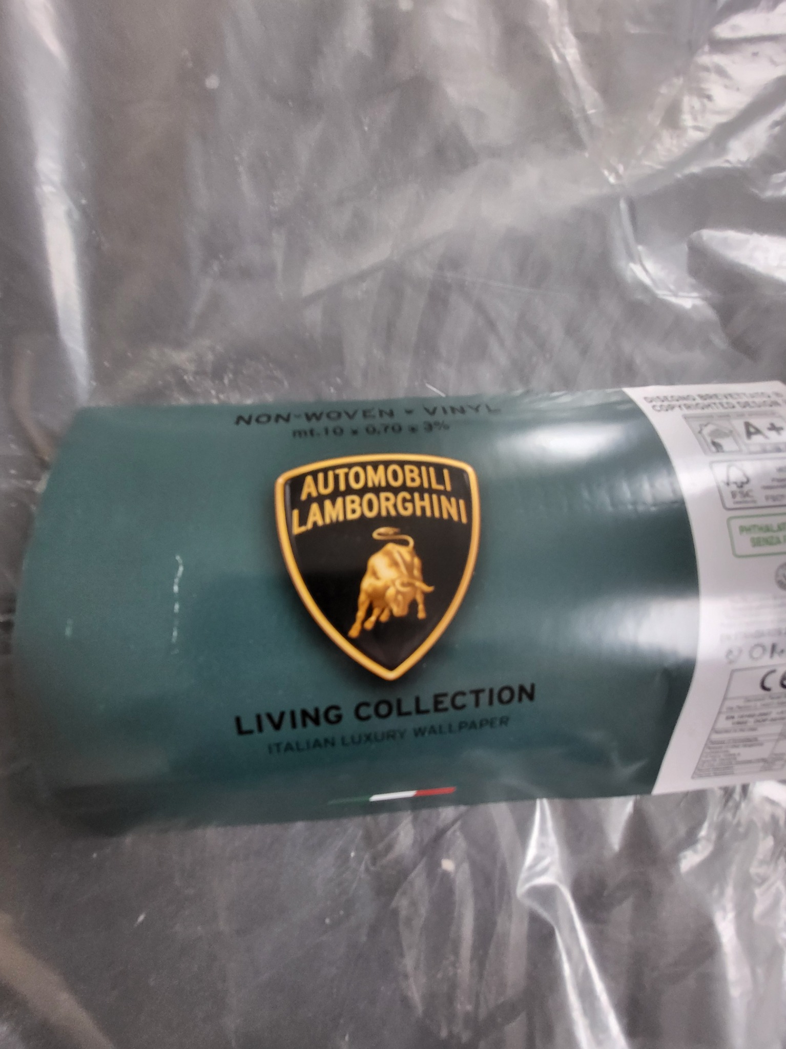 Rolka tapety winylowej z logo Automobili Lamborghini Living Collection, zapakowana w folię. Wzór luksusowy, włoski.