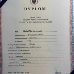 Skan dyplomu ukończenia studiów filologicznych z językiem angielskim i biznesowym, wydanego w Jeleniej Górze w 2025 roku. Dokument z pieczęciami i podpisem rektora.