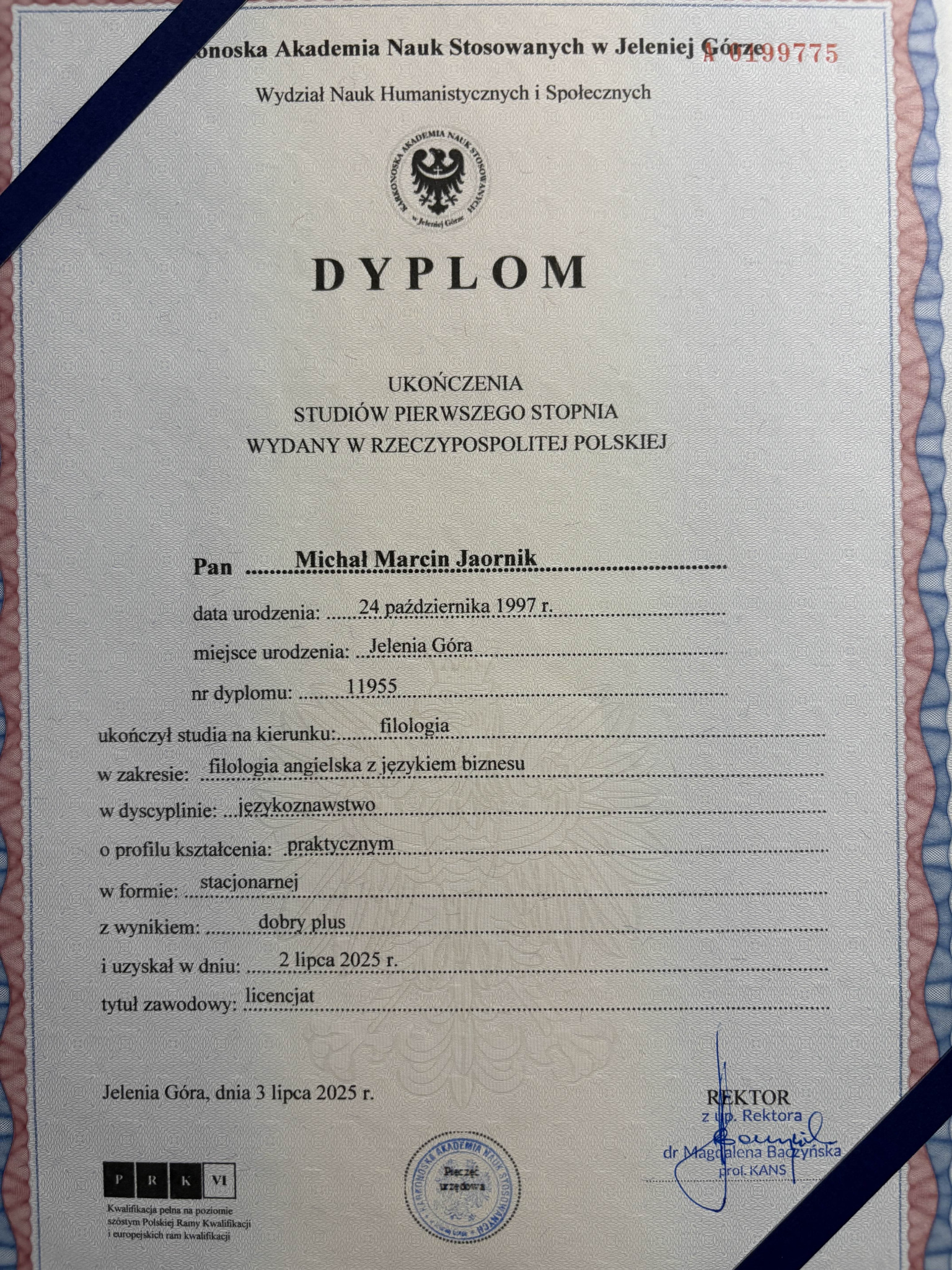 Skan dyplomu ukończenia studiów filologicznych z językiem angielskim i biznesowym, wydanego w Jeleniej Górze w 2025 roku. Dokument z pieczęciami i podpisem rektora.