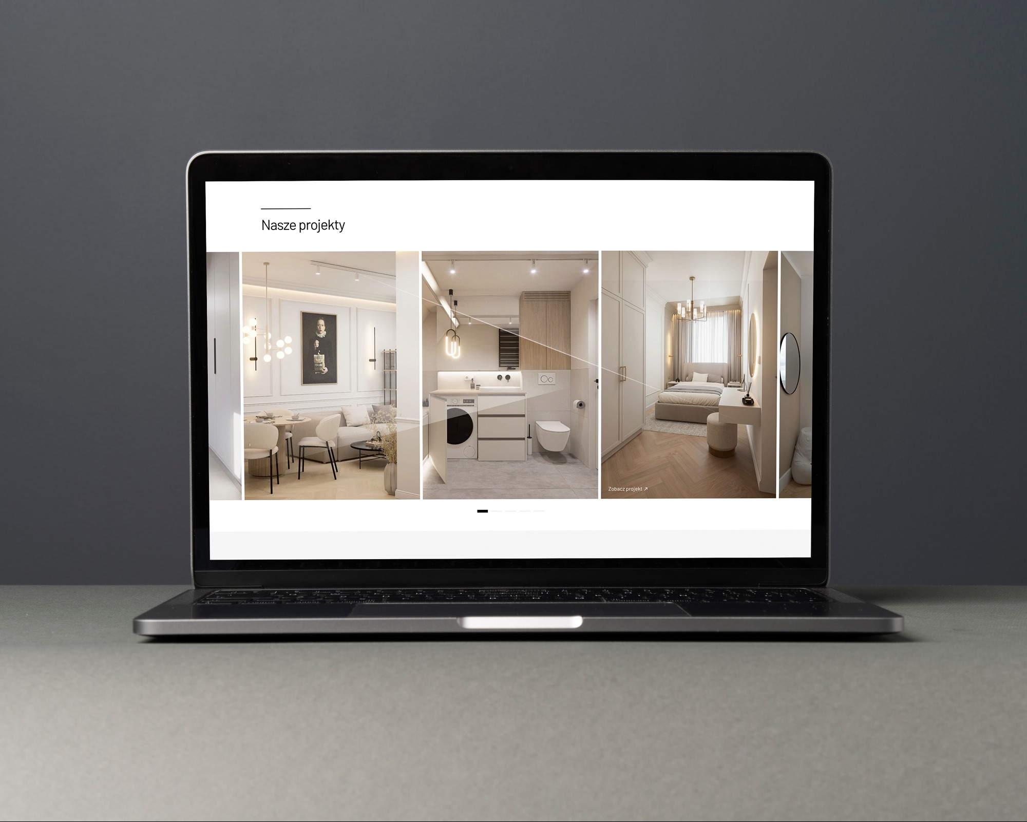 Laptop prezentuje portfolio projektów wnętrz: salon, łazienkę i sypialnię w jasnej kolorystyce. Minimalistyczny design, subtelne oświetlenie, czysty kadr. Widok z przodu.