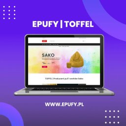 WEBDOO Agencja Interaktywna - Strony Internetowe & Marketing - Laptop prezentuje stronę sklepu internetowego Epufy z pufami Sako na fioletowym tle z grafiką. Widoczny adres www.epufy.pl i nazwa EPUFY | TOFFEL.