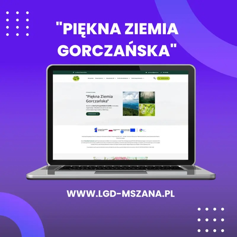 Laptop z otwartą stroną 'Piękna Ziemia Gorczańska' w Rabce-Zdrój. Strona internetowa z zielonym motywem i zdjęciami krajobrazów górskich. Widoczny adres strony.