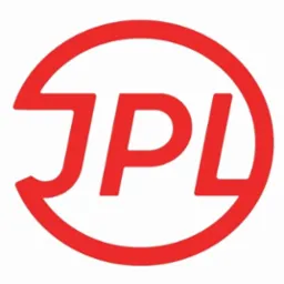 Czerwone logo JPL na białym tle. Okrąg otacza litery, tworząc spójny znak graficzny. Prosty, nowoczesny design.