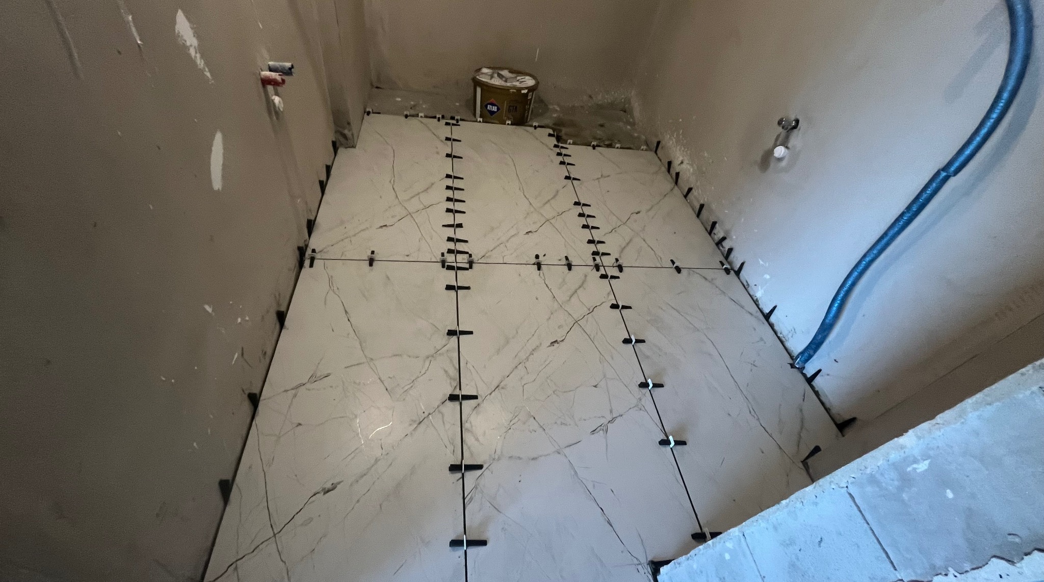 Układanie płytek wielkoformatowych