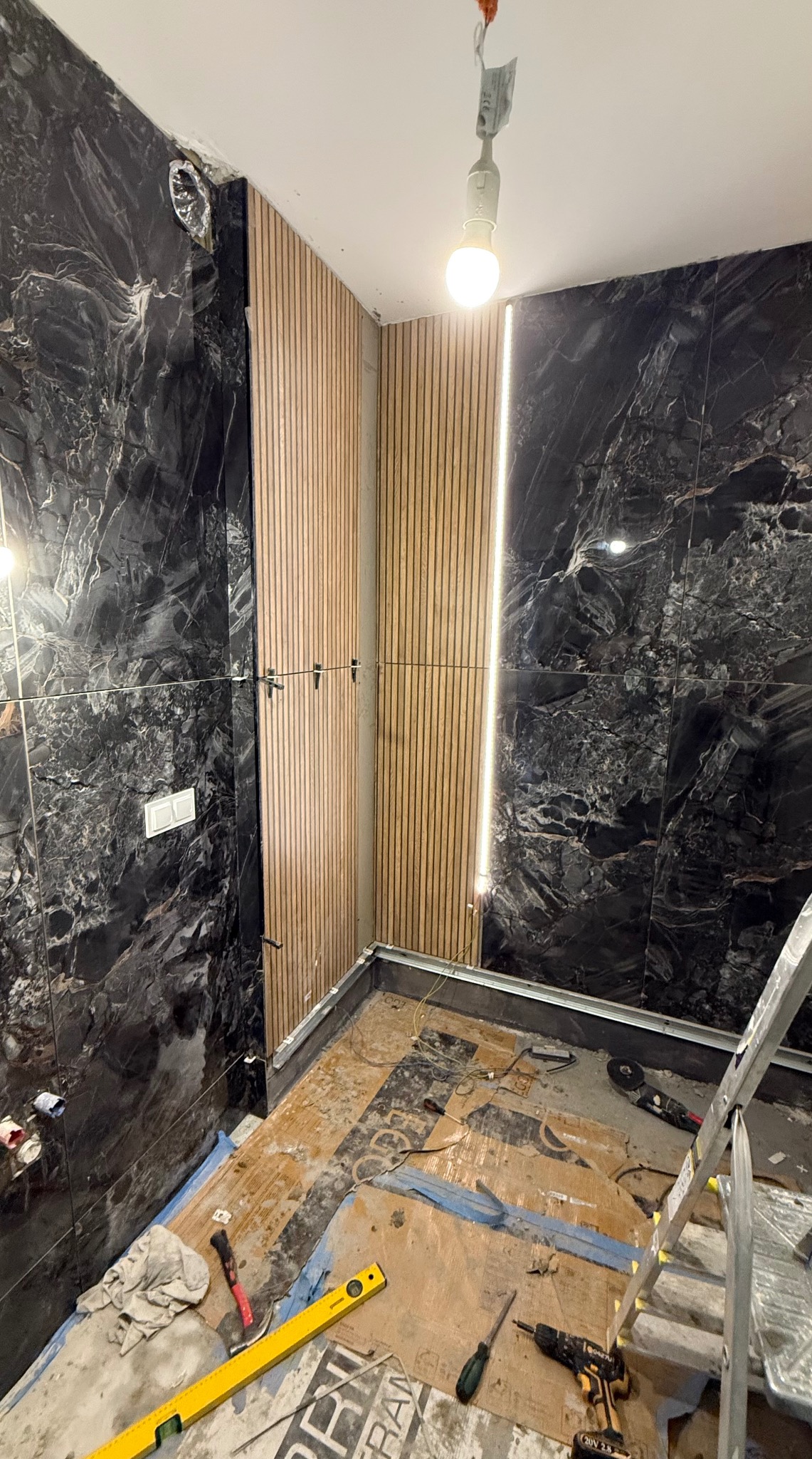 Montaż listw dekoracyjnych lub wykończeniowych czy ledowych