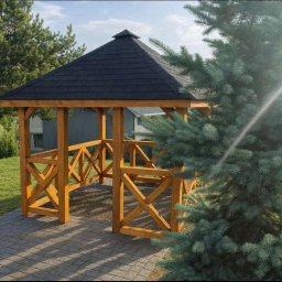 HolzWood Michał Bednarczyk - Drewniana altana ogrodowa z czarnym dachem, widoczna z perspektywy ścieżki. Konstrukcja z krzyżowymi belkami, obok iglaste drzewo, w tle trawnik i budynek.