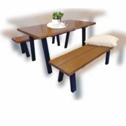 Drewniany stół z ławkami na czarnych nogach. Na stole wazon z kwiatami i filiżanka kawy. Na ławce poduszka. Całość w jasnej tonacji, na jednolitym tle.