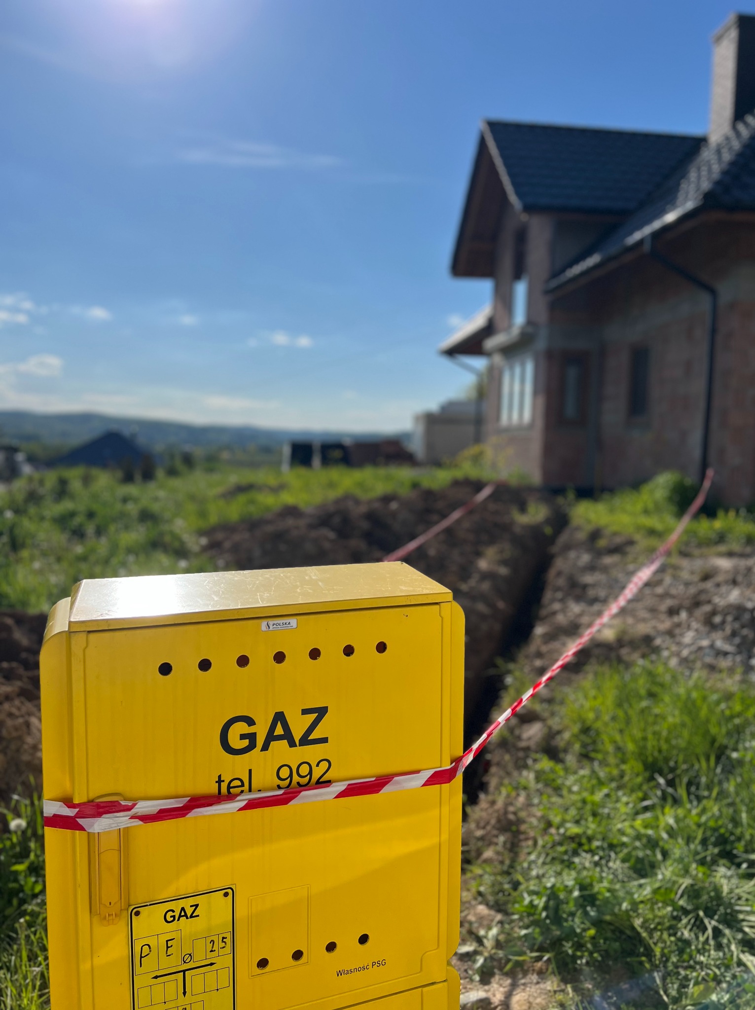 Przyłącz od szafki do budynku jednorodzinnego.