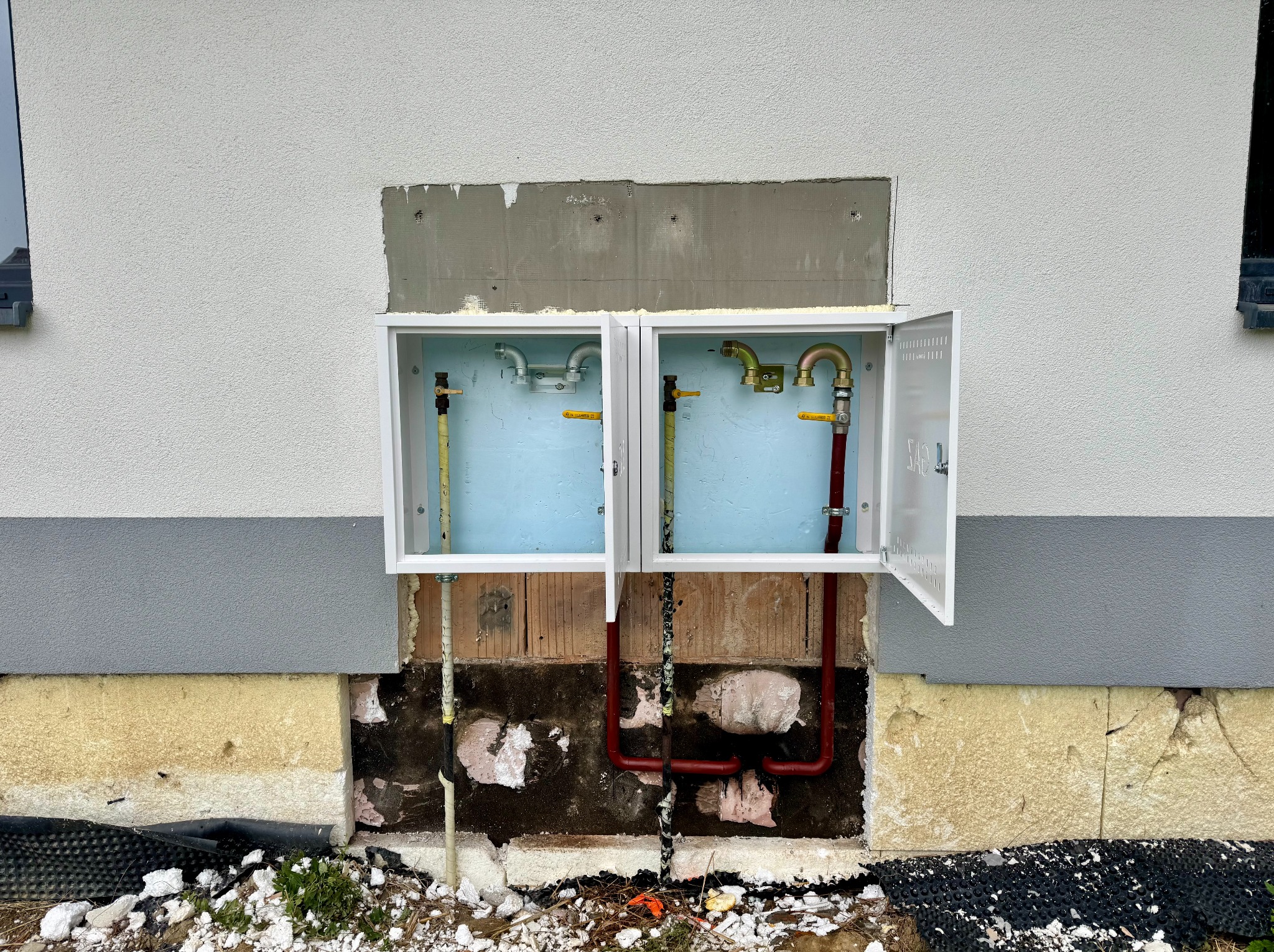 Montaż nowych skrzynek już w istniejącej elewacji budynku nie jest dla nas problemem.