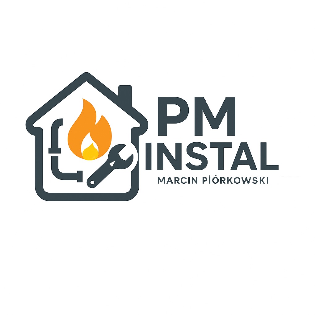 Logo firmy PM Instal z Tuchowa: schemat domu z płomieniem, rurą i kluczem, obok nazwa firmy i imię Marcin Piórkowski. Grafika w odcieniach szarości i pomarańczu.