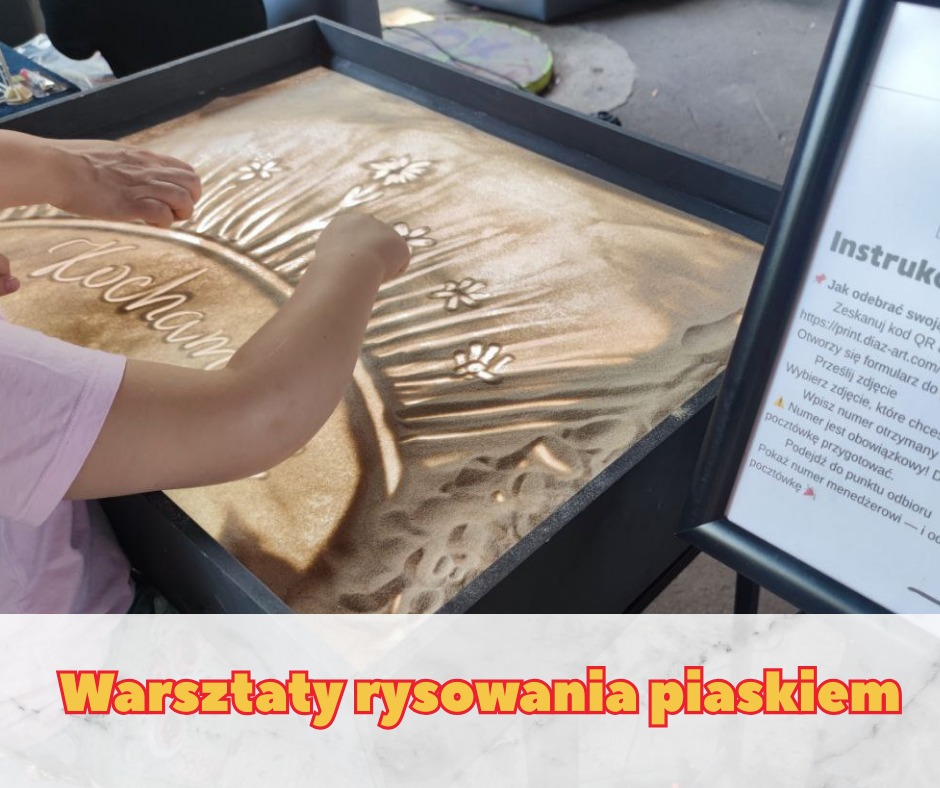Warsztaty rysowania piaskiem w Warszawie: dłoń tworzy kwiatowy wzór na podświetlonym stole z piaskiem. Widoczne instrukcje i napis 'Kocham'.