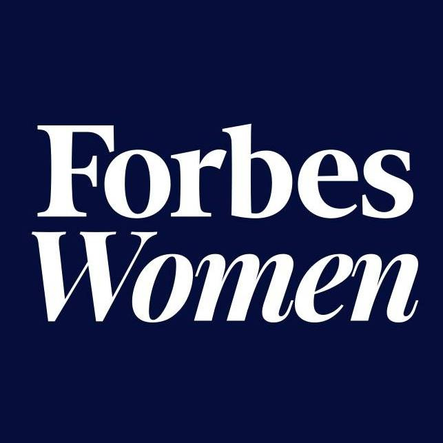 Logo Forbes Women na granatowym tle. Biały, elegancki font. Wyróżnienie dla kobiet w biznesie i prawie.