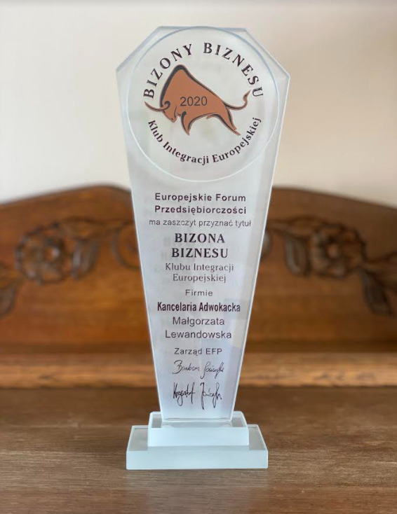 Szklana statuetka 'Bizona Biznesu' z logo i napisem, przyznana Kancelarii Adwokackiej Małgorzaty Lewandowskiej przez Europejskie Forum Przedsiębiorczości.